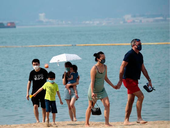 Beach reopen in Hong Kong under COVID-19 pandemic Hong Kong, China, Apr 02: Beach goers wear surgical mask play at the Gold Coast Beach in Hong Kong. Hong Kong China 6449_236306 Copyright: xKevinxOnxManxLee PentaxPressx