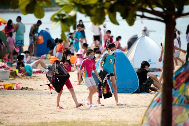 Beach reopen in Hong Kong under COVID-19 pandemic Hong Kong, China, Apr 02: Beach goers wear surgical mask play at the Gold Coast Beach in Hong Kong. Hong Kong China 6449_236307 Copyright: xKevinxOnxManxLee PentaxPressx
