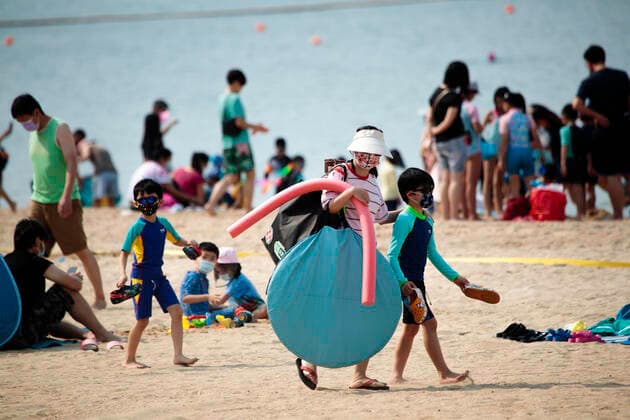 Beach reopen in Hong Kong under COVID-19 pandemic Hong Kong, China, Apr 02: Beach goers wear surgical mask play at the Gold Coast Beach in Hong Kong. Hong Kong China 6449_236308 Copyright: xKevinxOnxManxLee PentaxPressx