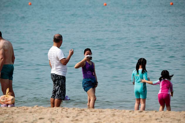 Beach reopen in Hong Kong under COVID-19 pandemic Hong Kong, China, Apr 02: Beach goers wear surgical mask play at the Gold Coast Beach in Hong Kong. Hong Kong China 6449_236310 Copyright: xKevinxOnxManxLee PentaxPressx