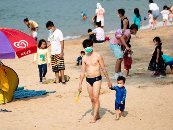 Beach reopen in Hong Kong under COVID-19 pandemic Hong Kong, China, Apr 02: Beach goers wear surgical mask play at the Gold Coast Beach in Hong Kong. Hong Kong China 6449_236313 Copyright: xKevinxOnxManxLee PentaxPressx