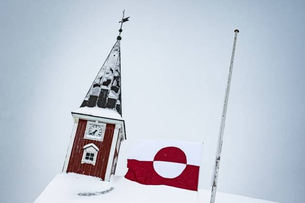 Det groenlandske flag: Erfalasorput i Nuuk, fredag den 2. april 2021. Der afholdes valg til parlamentet i Groenland den 6. april. , Nuuk Denmark Copyright: RitzauxScanpix EmilxHelmsx cop101 spdk20210402-171131-L