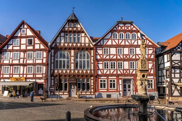 Marktplatz Fritzlar Fachwerkhäuser und Rolandsbrunnen auf dem Marktplatz in Fritzlar, Schwalm-Eder-Kreis, Hessen, Deutschland timbered houses and Roland fountain on Fritzlar market square, Schwalm-Eder district, Hesse, Germany