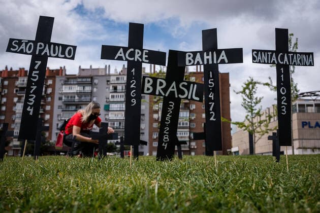 Bilder des Jahres 2021, News 04 April News Themen der Woche KW13 News Bilder des Tages April 2, 2021, Madrid, Spain: Several crosses in the Madrid Rio park put up by Brazilian citizens..In the park of Madrid Rio, the Brazilian community held a commemorative act to remember the hundreds of deaths of people from the covid 19 pandemic in Brazil. They also point to Brazilian President Jair Bolsonaro, of genocide and blame him for the tragedy and poor management of the pandemic. Madrid Spain - ZUMAs197 20210402_zaa_s197_039 Copyright: xDiegoxRadamesx
