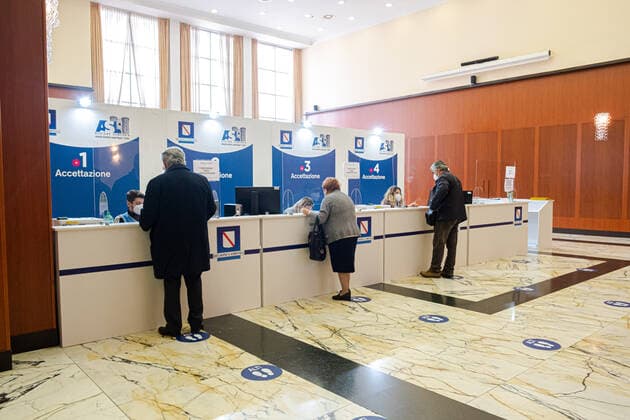 Continua la campagna di vaccinanzione con i vaccini Pfizer e AstraZeneca durante Vaccinazioni Covid-19 in Campania, Servizio in Napoli, Italia, 02 aprile 2021