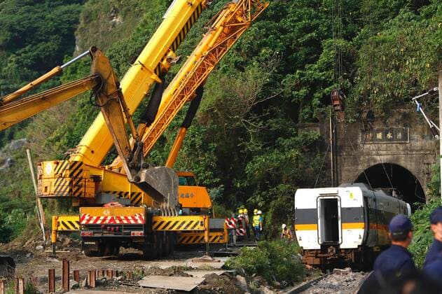 Bilder des Jahres 2021, News 04 April News Themen der Woche KW13 News Bilder des Tages April 3, 2021, Hualien, Hualien, Taiwan: A damaged train carriage is lifted and removed from a track for clearance after detailing in a tunnel which was caused by a collision with a fallen vehicle. The accident has caused 51 deaths and dozens injured, making it the most catastrophic train accident in the past 20 years. Hualien Taiwan - ZUMAs313 20210403_zip_s313_020 Copyright: xDanielxCengxShou-Yix