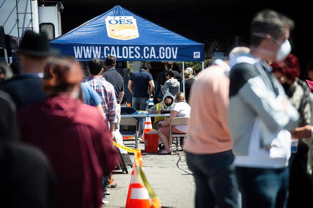 April 2, 2021, Oakland, CA, United States: Hundreds wait in cue for the Janssen COVID-19 Vaccine (Johnson & Johnson) in Oakland..A tier just opened on April 1st for vaccinations of people from age 50 and above with exceptions of 16year-olds and above with severe health conditions, these can receive vaccination. Oakland United States - ZUMAs197 20210402_zaa_s197_128 Copyright: xPatxMazzerax