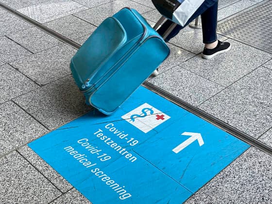 Symbolfoto eines Hinweisschild zum Corona Testzentrum am Flughafen Symbolbild eines Hinweisschild und Wegweiser zum Corona Testzentrum am Flughafen fuer Reisende und Reiseruekkehrer zur Erlangung eines gueltigen Corona Testergebnis Deutschland