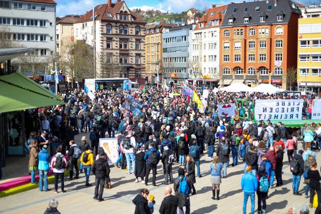 Demonstration gegen Corona Auflagen in Stuttgart 03.04.2021 Stuttgart Teilnehmer bei einer Kundgebung gegen die Corona Auflagen auf dem Marienplatz in der Stuttgarter Innenstadt. Kassel Hessen Deutschland