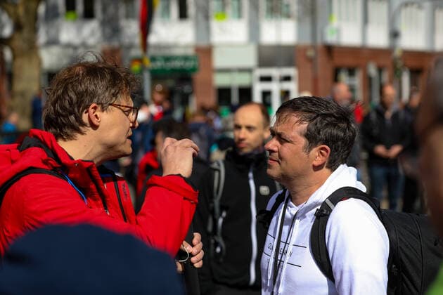 News Bilder des Tages Demonstration gegen Corona Auflagen in Stuttgart 03.04.2021 Stuttgart Teilnehmer bei einer Kundgebung gegen die Corona Auflagen auf dem Marienplatz in der Stuttgarter Innenstadt. Michael Ballweg, Gründer von QUERDENKEN 711 wird von dem Youtuber Martin Lejeune interviewt Kassel Hessen Deutschland