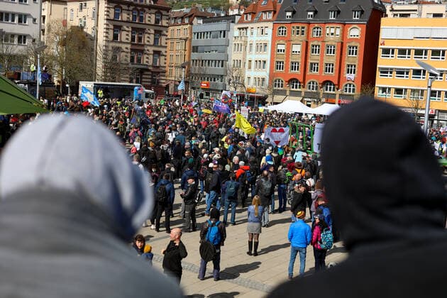 Demonstration gegen Corona Auflagen in Stuttgart 03.04.2021 Stuttgart Teilnehmer bei einer Kundgebung gegen die Corona Auflagen auf dem Marienplatz in der Stuttgarter Innenstadt. Kassel Hessen Deutschland