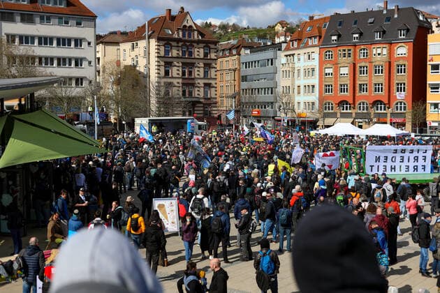 Demonstration gegen Corona Auflagen in Stuttgart 03.04.2021 Stuttgart Teilnehmer bei einer Kundgebung gegen die Corona Auflagen auf dem Marienplatz in der Stuttgarter Innenstadt. Kassel Hessen Deutschland