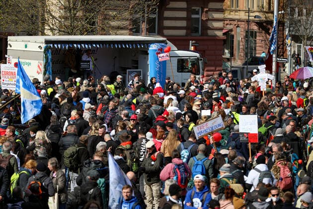 Demonstration gegen Corona Auflagen in Stuttgart 03.04.2021 Stuttgart Teilnehmer bei einer Kundgebung gegen die Corona Auflagen auf dem Marienplatz in der Stuttgarter Innenstadt. Ein Teilnehmer hält ein Schild hoch mit der Aufschrift: KEIN IMPFZWANG. Kassel Hessen Deutschland