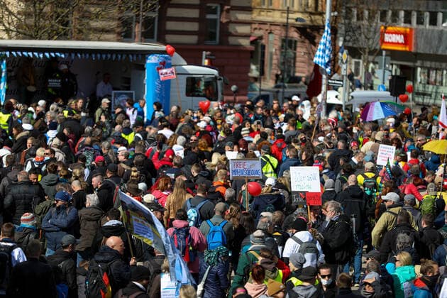 Demonstration gegen Corona Auflagen in Stuttgart 03.04.2021 Stuttgart Teilnehmer bei einer Kundgebung gegen die Corona Auflagen auf dem Marienplatz in der Stuttgarter Innenstadt. Ein Teilnehmer hält ein Schild hoch mit der Aufschrift: KEIN IMPFZWANG. Kassel Hessen Deutschland