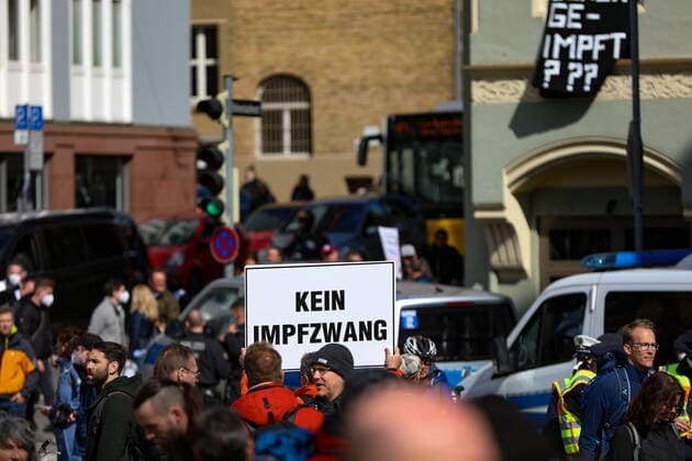 News Bilder des Tages Demonstration gegen Corona Auflagen in Stuttgart 03.04.2021 Stuttgart Teilnehmer bei einer Kundgebung gegen die Corona Auflagen auf dem Marienplatz in der Stuttgarter Innenstadt. Ein Teilnehmer hält ein Schild hoch mit der Aufschrift: KEIN IMPFZWANG. Kassel Hessen Deutschland