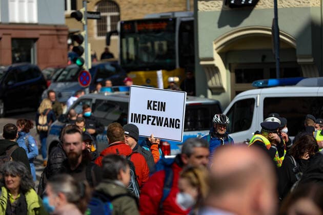 Demonstration gegen Corona Auflagen in Stuttgart 03.04.2021 Stuttgart Teilnehmer bei einer Kundgebung gegen die Corona Auflagen auf dem Marienplatz in der Stuttgarter Innenstadt. Ein Teilnehmer hält ein Schild hoch mit der Aufschrift: KEIN IMPFZWANG. Kassel Hessen Deutschland