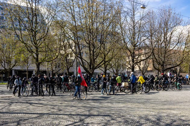 Demonstration von Querdenken 711 in Stuttgart 03.04.2021 Unter dem Motto: Das Jahr der Freiheit - Grundrechte sind nicht verhandelbar. demonstrieren Anhänger der Querdenken-Bewegung in Stuttgart. Gegendemonstranten versuchen auf Fahrrädern und zu Fuß die Demonstrationen zu blockieren.
