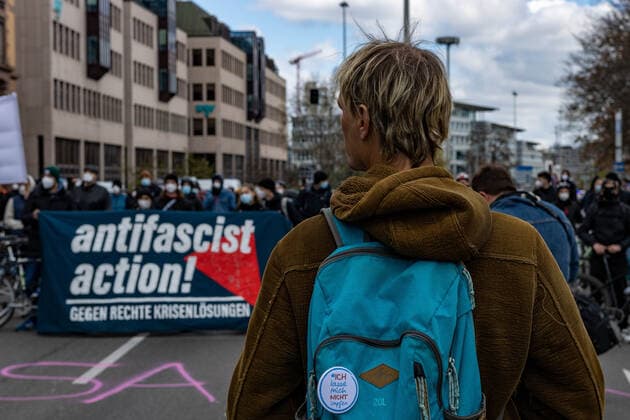 Demonstration von Querdenken 711 in Stuttgart 03.04.2021 Unter dem Motto: Das Jahr der Freiheit - Grundrechte sind nicht verhandelbar. demonstrieren Anhänger der Querdenken-Bewegung in Stuttgart. Gegendemonstranten versuchen auf Fahrrädern und zu Fuß die Demonstrationen zu blockieren.