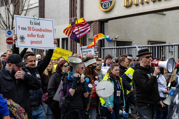 Demonstration von Querdenken 711 in Stuttgart 03.04.2021 Unter dem Motto: Das Jahr der Freiheit - Grundrechte sind nicht verhandelbar. demonstrieren Anhänger der Querdenken-Bewegung in Stuttgart. Gegendemonstranten versuchen auf Fahrrädern und zu Fuß die Demonstrationen zu blockieren.