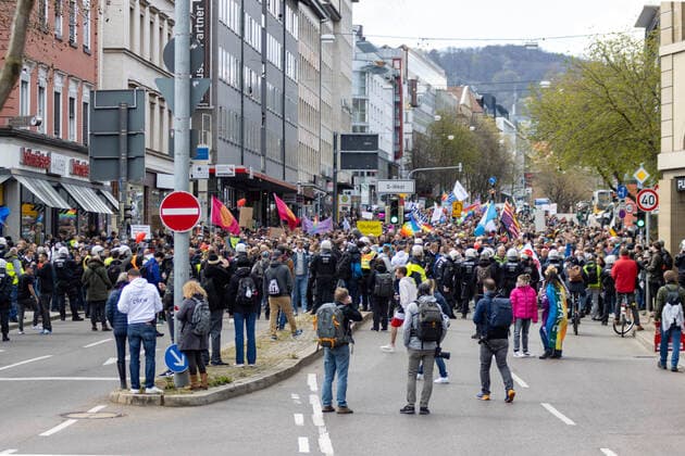 Demonstration von Querdenken 711 in Stuttgart 03.04.2021 Unter dem Motto: Das Jahr der Freiheit - Grundrechte sind nicht verhandelbar. demonstrieren Anhänger der Querdenken-Bewegung in Stuttgart. Gegendemonstranten versuchen auf Fahrrädern und zu Fuß die Demonstrationen zu blockieren.