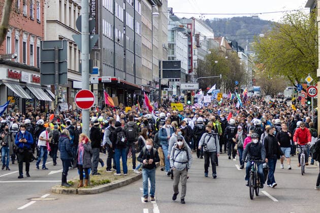 Demonstration von Querdenken 711 in Stuttgart 03.04.2021 Unter dem Motto: Das Jahr der Freiheit - Grundrechte sind nicht verhandelbar. demonstrieren Anhänger der Querdenken-Bewegung in Stuttgart. Gegendemonstranten versuchen auf Fahrrädern und zu Fuß die Demonstrationen zu blockieren.