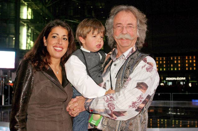 Film Findet Nemo 16.11.2003 Moderator Jean Puetz + Frau Pina Coluccia + Sohn Jean Adrian bei der Filmpremiere - Findet Nemo - im Sony-Center, Potsdamer Platz, Berlin - 16.11.2003 - *** Film Finding Nemo 16 11 2003 Presenter Jean Puetz Mrs. Pina Coluccia Son Jean Adrian at the film premiere Finding Nemo at the Sony Center, Potsdamer Platz, Berlin 16 11 2003