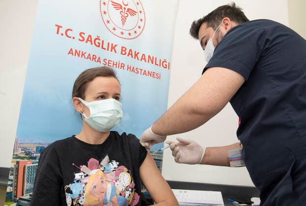 A woman receives the Pfizer BioNTech COVID-19 vaccine in Ankara City Hospital, Turkey, on April 3, 2021. Turkey has confirmed 31,892 deaths and 3,400,296 positive cases of the coronavirus infection in the country. ( Copyright: AbdurrahmanxAntakyalix-xDepoxPho DSC_4285