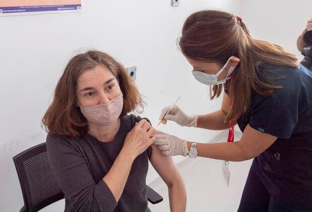 A woman receives the Pfizer BioNTech COVID-19 vaccine in Ankara City Hospital, Turkey, on April 3, 2021. Turkey has confirmed 31,892 deaths and 3,400,296 positive cases of the coronavirus infection in the country. ( Copyright: AbdurrahmanxAntakyalix-xDepoxPho DSC_4296