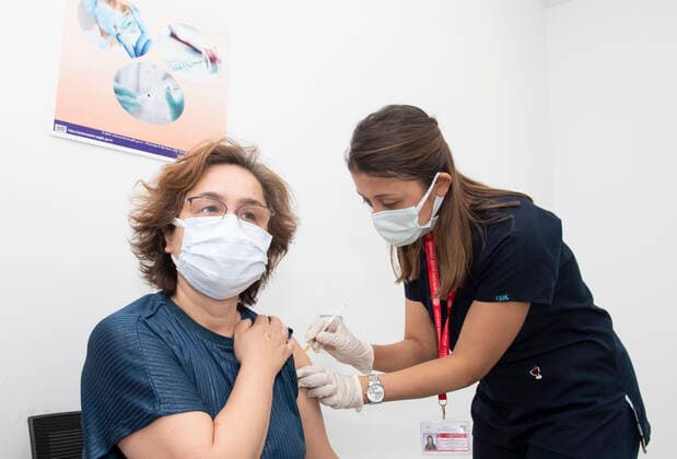 A woman receives the Pfizer BioNTech COVID-19 vaccine in Ankara City Hospital, Turkey, on April 3, 2021. Turkey has confirmed 31,892 deaths and 3,400,296 positive cases of the coronavirus infection in the country. ( Copyright: AbdurrahmanxAntakyalix-xDepoxPho DSC_4310