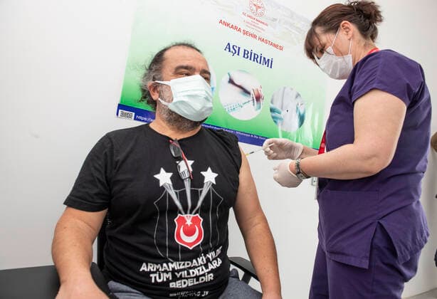 A man receives the Pfizer BioNTech COVID-19 vaccine in Ankara City Hospital, Turkey, on April 3, 2021. Turkey has confirmed 31,892 deaths and 3,400,296 positive cases of the coronavirus infection in the country. ( Copyright: AbdurrahmanxAntakyalix-xDepoxPho DSC_4352