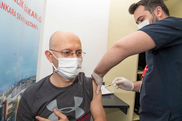 A man receives the Pfizer BioNTech COVID-19 vaccine in Ankara City Hospital, Turkey, on April 3, 2021. Turkey has confirmed 31,892 deaths and 3,400,296 positive cases of the coronavirus infection in the country. ( Copyright: AbdurrahmanxAntakyalix-xDepoxPho DSC_4359