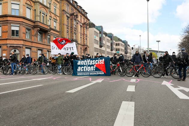 News Themen der Woche KW13 News Bilder des Tages Demonstration gegen Corona Auflagen in Stuttgart 03.04.2021 Stuttgart Teilnehmer bei einer Gegen-Kundgebung gegen die Kundgebung gegen die Corona Auflagen in der Stuttgarter Innenstadt. Kassel Hessen Deutschland