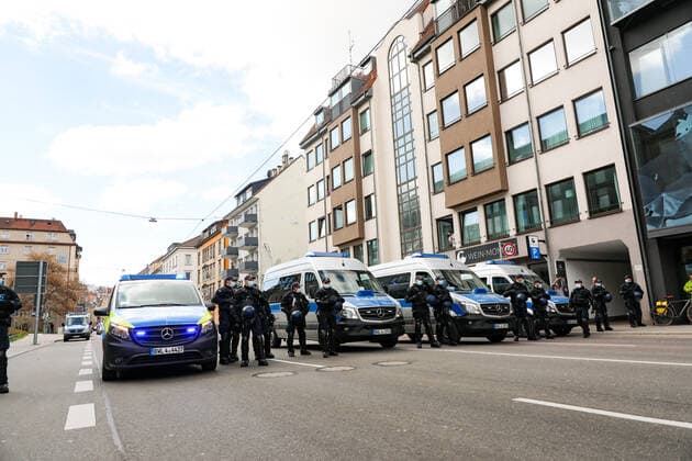 Demonstration gegen Corona Auflagen in Stuttgart 03.04.2021 Stuttgart Polizisten beobachten Teilnehmer einer Gegen-Kundgebung gegen die Kundgebung gegen die Corona Auflagen in der Stuttgarter Innenstadt. Kassel Hessen Deutschland