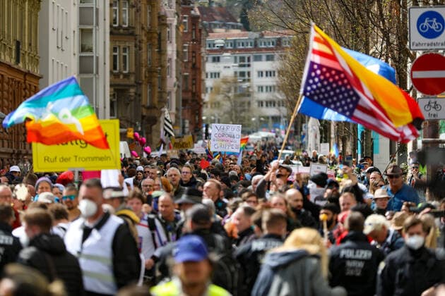 Demonstration gegen Corona Auflagen in Stuttgart 03.04.2021 Stuttgart Teilnehmer bei einer Kundgebung gegen die Corona Auflagen in der Stuttgarter Innenstadt. Kassel Hessen Deutschland