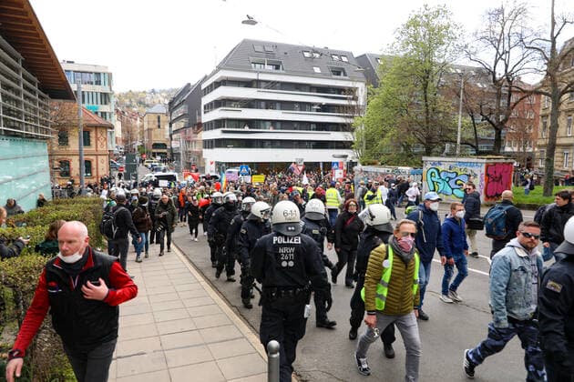 Demonstration gegen Corona Auflagen in Stuttgart 03.04.2021 Stuttgart Teilnehmer bei einer Kundgebung gegen die Corona Auflagen in der Stuttgarter Innenstadt. Kassel Hessen Deutschland