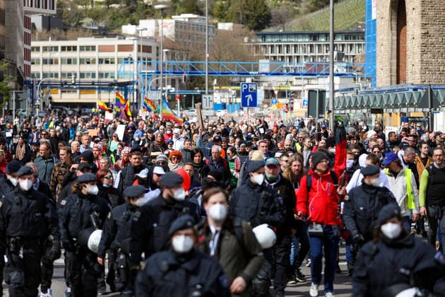 Demonstration gegen Corona Auflagen in Stuttgart 03.04.2021 Stuttgart Teilnehmer bei einer Kundgebung gegen die Corona Auflagen in vor dem Hauptbahnhof in der Stuttgarter Innenstadt. Kassel Hessen Deutschland
