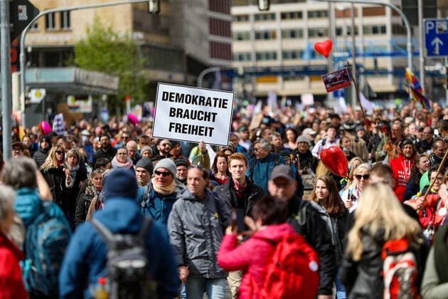 Demonstration gegen Corona Auflagen in Stuttgart 03.04.2021 Stuttgart Teilnehmer bei einer Kundgebung gegen die Corona Auflagen in vor dem Hauptbahnhof in der Stuttgarter Innenstadt. Kassel Hessen Deutschland