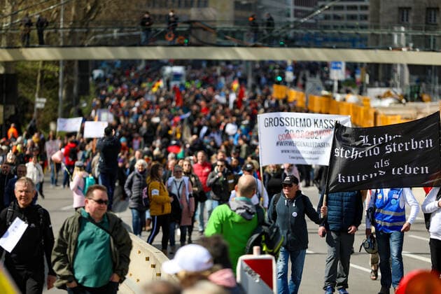 Demonstration gegen Corona Auflagen in Stuttgart 03.04.2021 Stuttgart Teilnehmer bei einer Kundgebung gegen die Corona Auflagen in vor dem Hauptbahnhof in der Stuttgarter Innenstadt. Kassel Hessen Deutschland