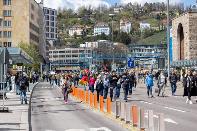 Stuttgart Querdenken 711: Demo auf Cannstatter Wasen, Stuttgart, 03.04.2021, Querdenken 711: Demo auf Cannstatter Wasen, Stuttgart, Demonstranten mit Plakate, 03.04.2021, Copyright: xEIBENR DROFITSCHx EP_ddh