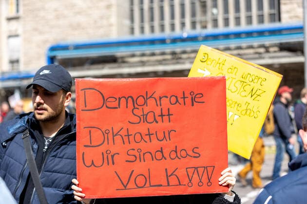 Stuttgart Querdenken 711: Demo auf Cannstatter Wasen, Stuttgart, 03.04.2021, Querdenken 711: Demo auf Cannstatter Wasen, Stuttgart, Demokratie statt Diktatur wir sind das Volk, 03.04.2021, Copyright: xEIBENR DROFITSCHx EP_ddh