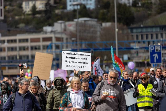 Stuttgart Querdenken 711: Demo auf Cannstatter Wasen, Stuttgart, 03.04.2021, Querdenken 711: Demo auf Cannstatter Wasen, Stuttgart, Demonstranten mit Plakate, 03.04.2021, Copyright: xEIBENR DROFITSCHx EP_ddh