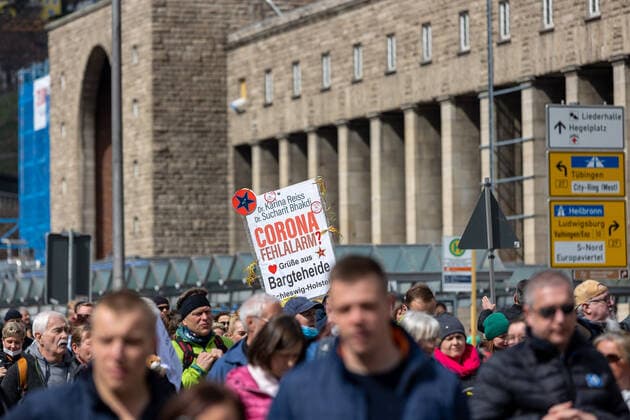 Stuttgart Querdenken 711: Demo auf Cannstatter Wasen, Stuttgart, 03.04.2021, Querdenken 711: Demo auf Cannstatter Wasen, Stuttgart, Demonstranten mit Plakate, 03.04.2021, Copyright: xEIBENR DROFITSCHx EP_ddh