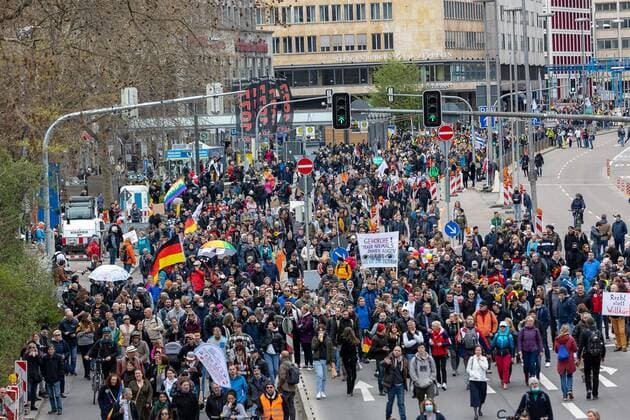 Stuttgart Querdenken 711: Demo auf Cannstatter Wasen, Stuttgart, 03.04.2021, Querdenken 711: Demo auf Cannstatter Wasen, Stuttgart, Demonstranten mit Plakate, 03.04.2021, Copyright: xEIBENR DROFITSCHx EP_ddh