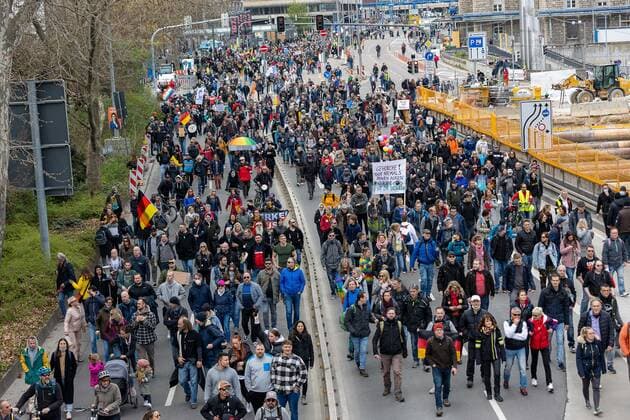 News Bilder des Tages Stuttgart Querdenken 711: Demo auf Cannstatter Wasen, Stuttgart, 03.04.2021, Querdenken 711: Demo auf Cannstatter Wasen, Stuttgart, Demonstranten mit Plakate, 03.04.2021, Copyright: xEIBENR DROFITSCHx EP_ddh