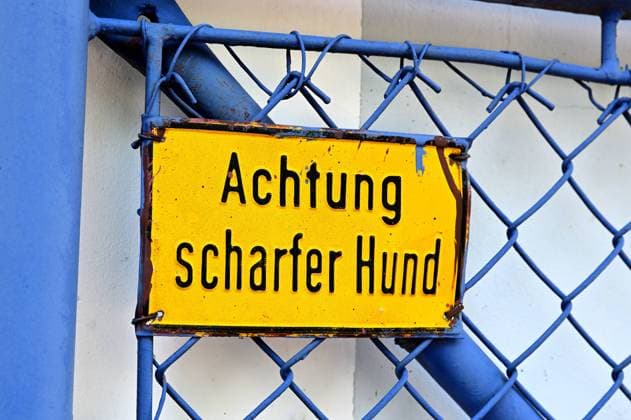 Schild . Achtung scharfer Hund Warnschild : Achtung scharfer Hund München Bayern Deutschland *** Sign Attention sharp dog Warning sign Attention sharp dog Munich Bavaria Germany Copyright: xRolfxPossx