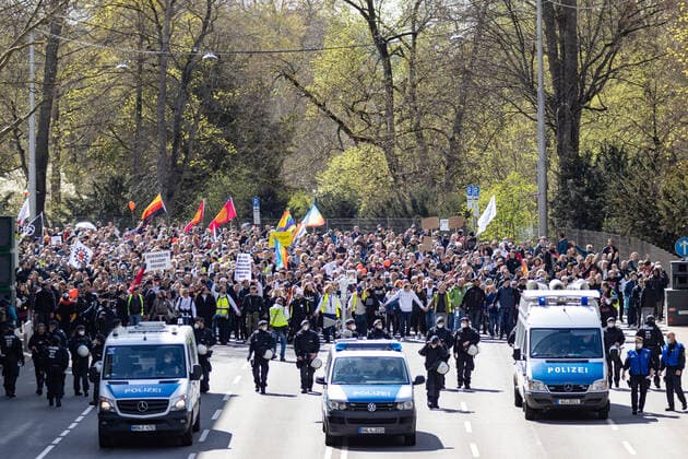 Demonstration von Querdenken 711 in Stuttgart 03.04.2021 Unter dem Motto: Das Jahr der Freiheit - Grundrechte sind nicht verhandelbar. demonstrieren Anhänger der Querdenken-Bewegung in Stuttgart. Gegendemonstranten versuchen auf Fahrrädern und zu Fuß die Demonstrationen zu blockieren.