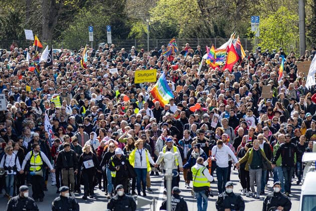 Demonstration von Querdenken 711 in Stuttgart 03.04.2021 Unter dem Motto: Das Jahr der Freiheit - Grundrechte sind nicht verhandelbar. demonstrieren Anhänger der Querdenken-Bewegung in Stuttgart. Gegendemonstranten versuchen auf Fahrrädern und zu Fuß die Demonstrationen zu blockieren.