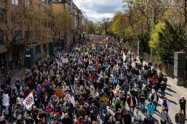 Demonstration von Querdenken 711 in Stuttgart 03.04.2021 Unter dem Motto: Das Jahr der Freiheit - Grundrechte sind nicht verhandelbar. demonstrieren Anhänger der Querdenken-Bewegung in Stuttgart. Gegendemonstranten versuchen auf Fahrrädern und zu Fuß die Demonstrationen zu blockieren.