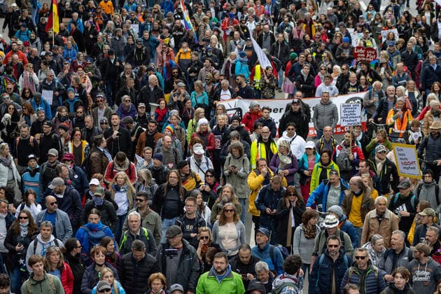 Demonstration von Querdenken 711 in Stuttgart 03.04.2021 Unter dem Motto: Das Jahr der Freiheit - Grundrechte sind nicht verhandelbar. demonstrieren Anhänger der Querdenken-Bewegung in Stuttgart. Gegendemonstranten versuchen auf Fahrrädern und zu Fuß die Demonstrationen zu blockieren.