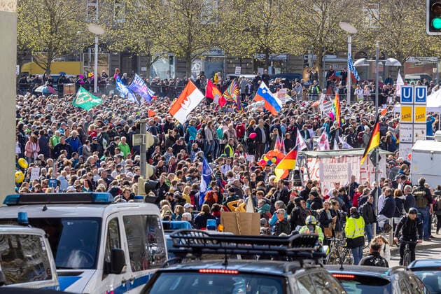 Querdenker und andere Gegner der Pandemie-Einschränkungen haben in Stuttgart ohne Abstand und meist ohne Schutzmaske demonstriert. Mindestens vier Demos mit 2500 Teilnehmern waren angemeldet, gekommen waren aber weit mehr. Hier am Marienplatz. 03.04.2021: Europa, DEU, Deutschland, Baden-Württemberg, Stuttgart.